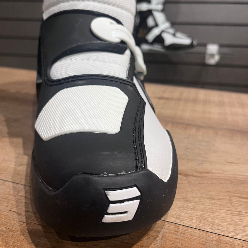 *BOTAS SHOT RACE 6 BLACK WHITE GOLD